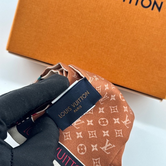 Louis Vuitton Scarf - Picture 5 of 10